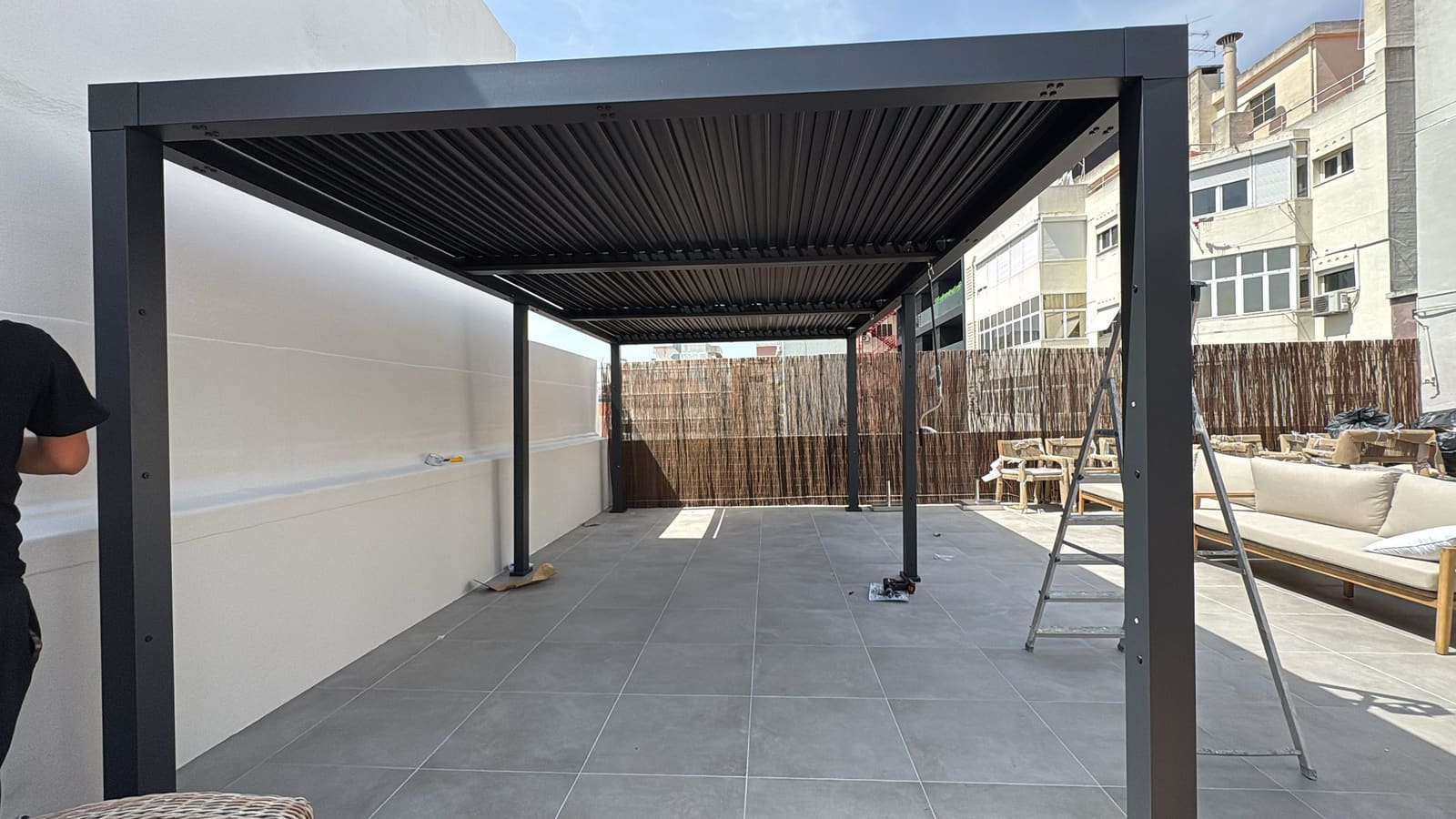 Pérgula bioclimática de lâminas instalada num terraço