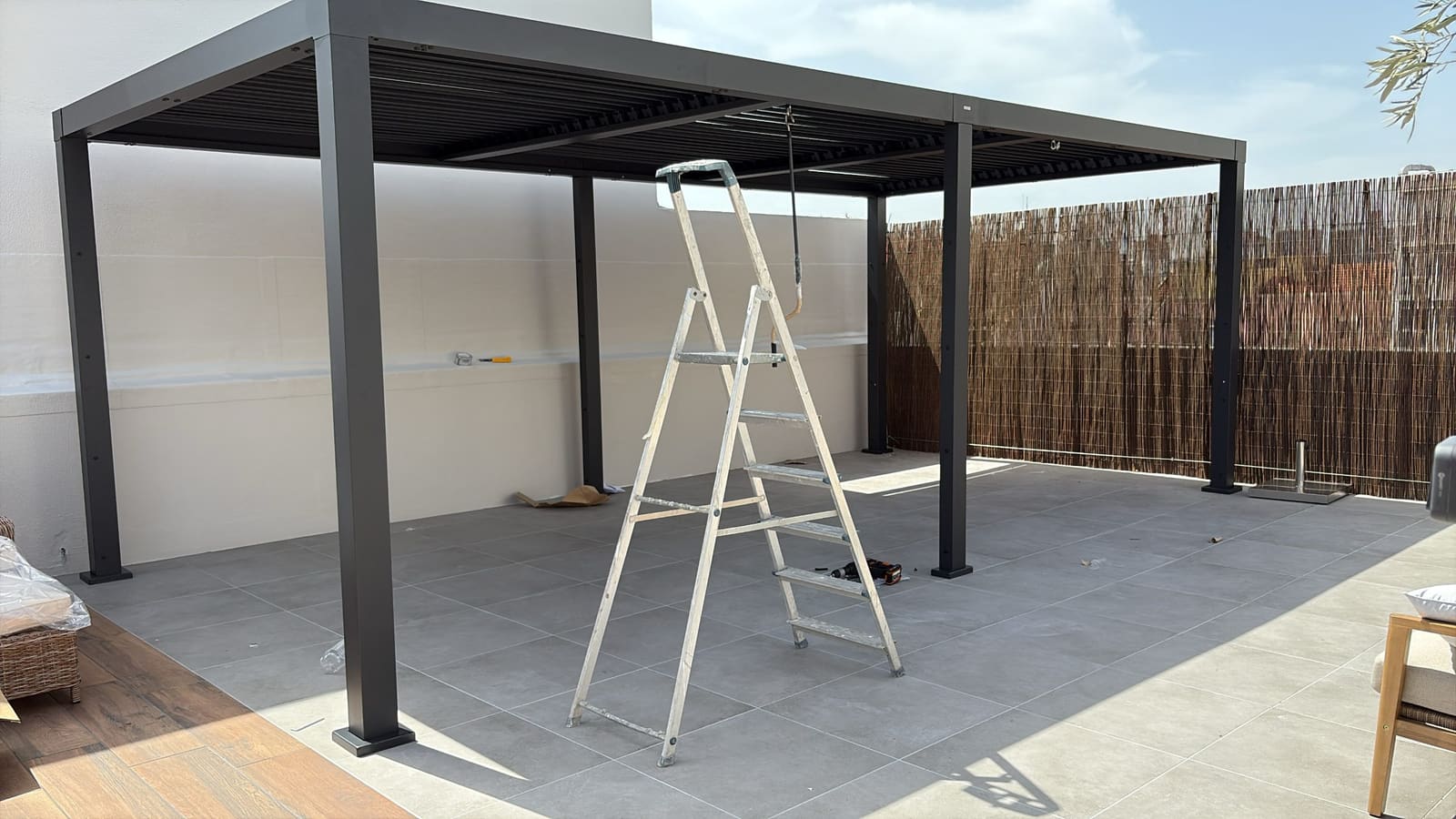 Pérgula com cobertura regulável junto a piscina