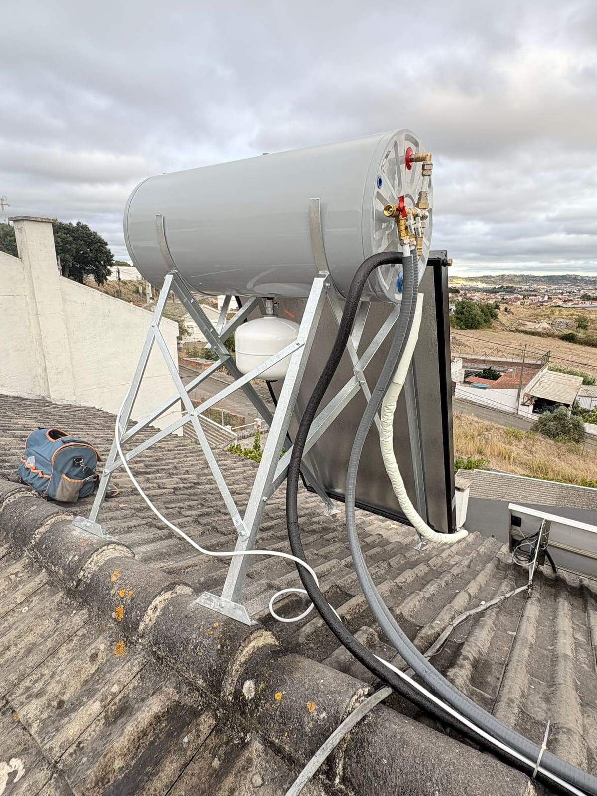 Sistema solar térmico com depósito instalado em cobertura
