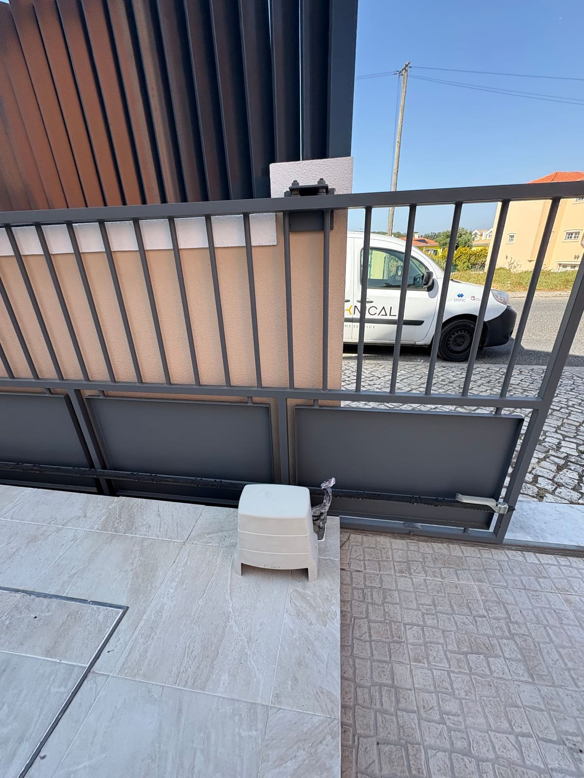 Portão corrediço com automatismo elétrico instalado