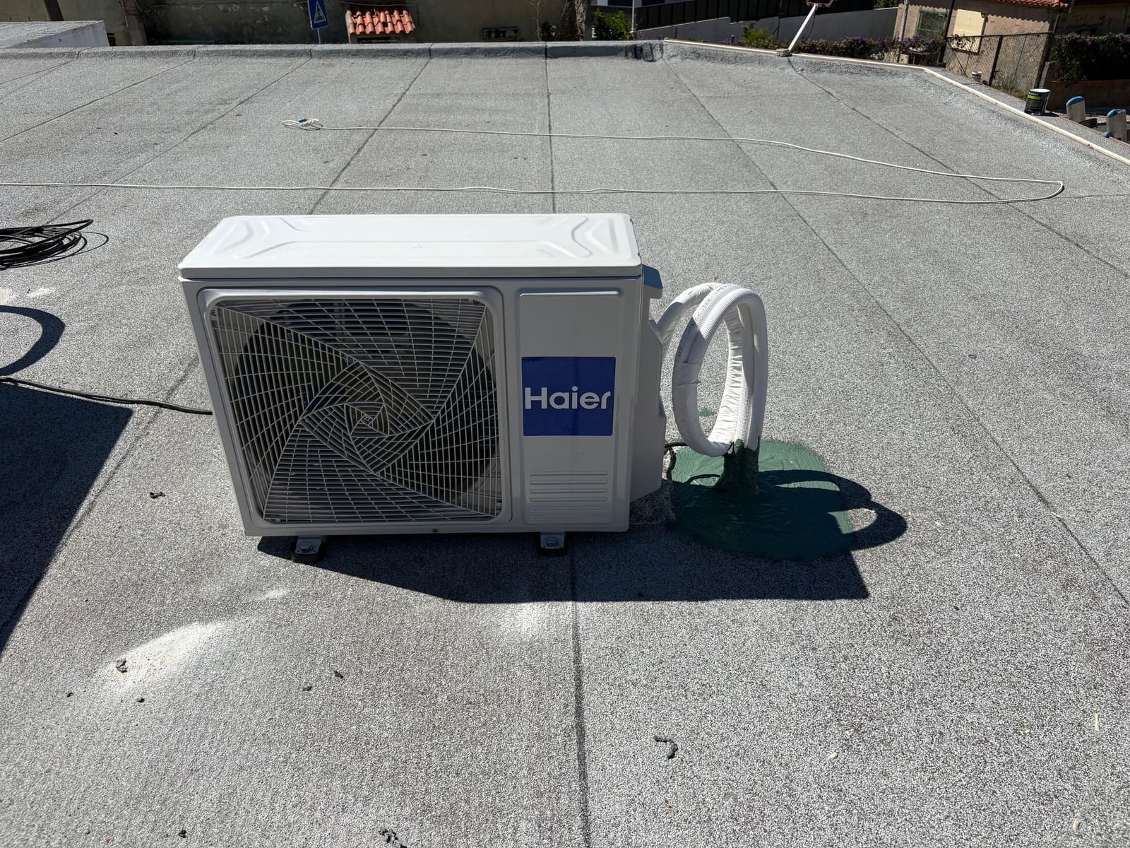 Unidade exterior de ar condicionado Haier instalada em cobertura