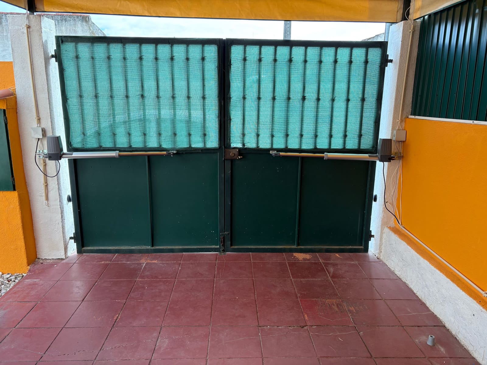 Portões com automatismo elétrico instalados pela Tecknical Home Service