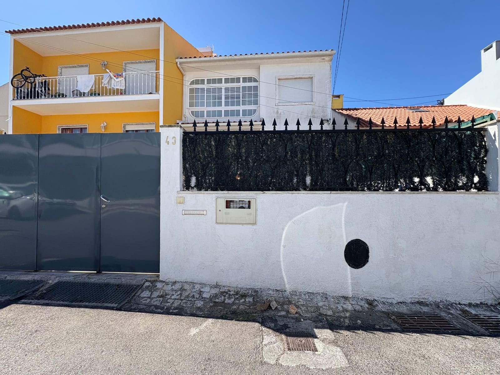 Unidade exterior de climatização instalada em parede