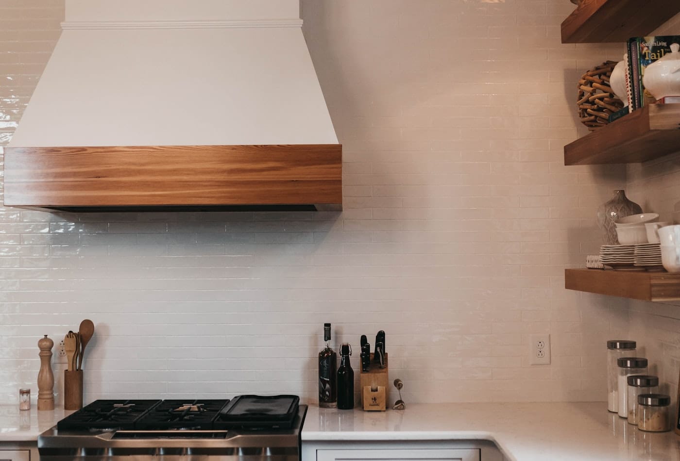 Cozinha moderna remodelada com bancada e placa instaladas