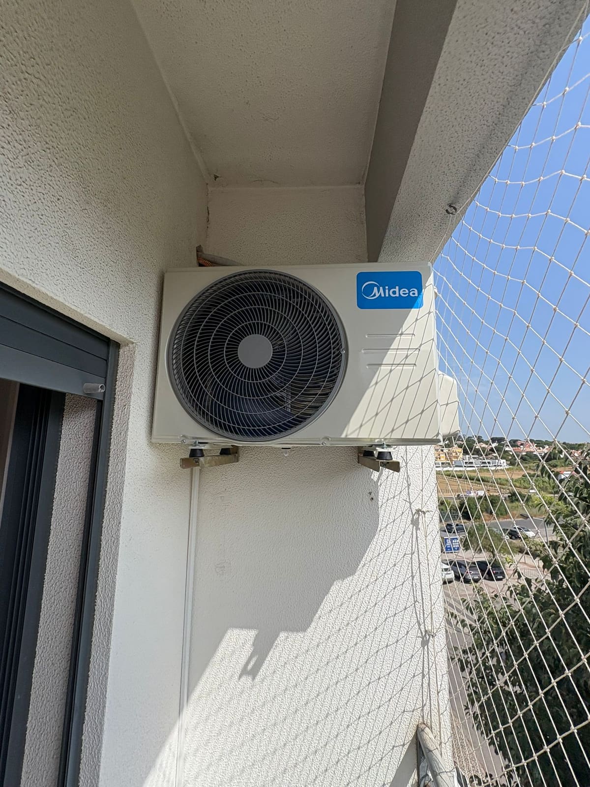 Unidade Exterior Midea em Varanda — Tecknical Home Service