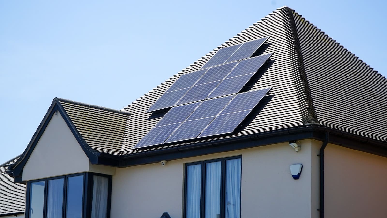 Painéis solares em cobertura para produção de água quente